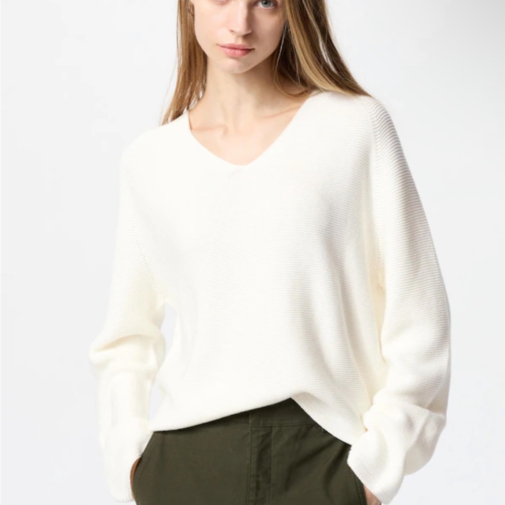 Uniqlo 3D Knit Cotton Relaxed Sweater | V-Neck